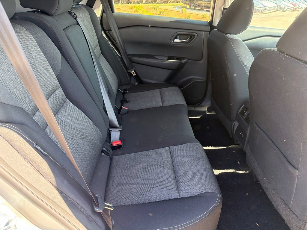 Used 2025 Nissan Rogue SV FWD image 15