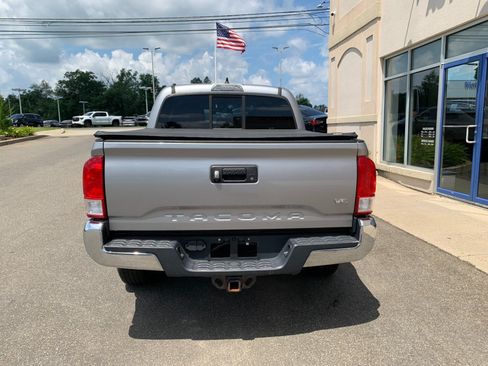 Used 2017 Toyota Tacoma SR5 w/ Tow Package RWD image 6