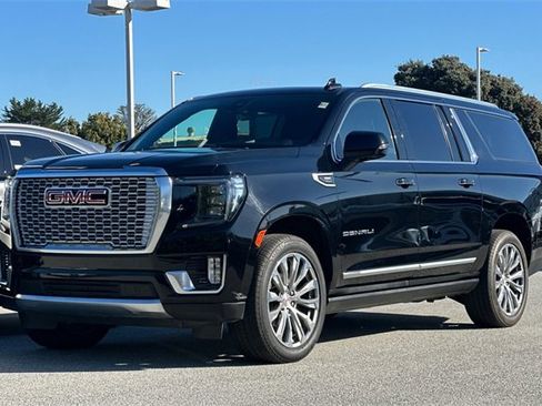 Used 2021 GMC Yukon XL Denali w/ Denali Premium Package image 9