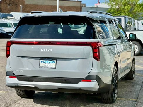 Used 2025 Kia Carnival EX FWD image 5