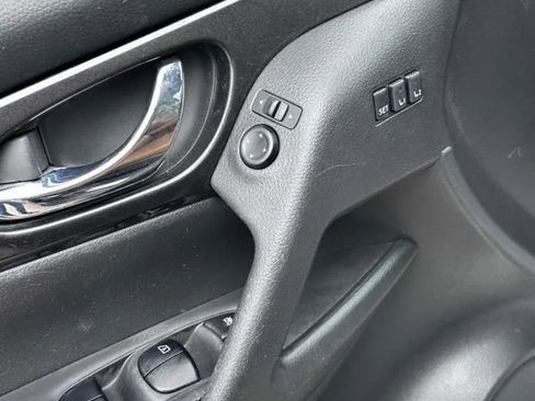 Used 2018 Nissan Rogue SV w/ Premium Package FWD image 18
