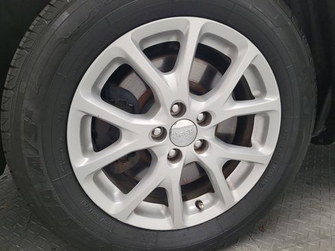 Used 2015 Jeep Cherokee Latitude FWD image 31