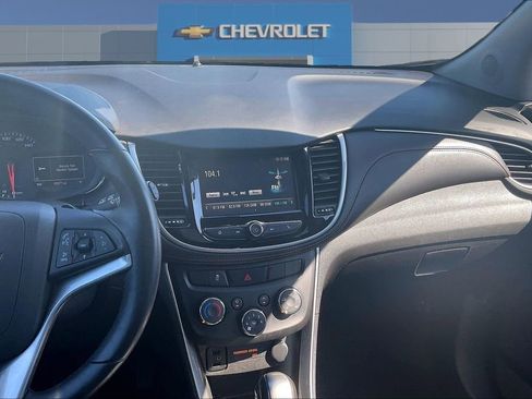 Used 2017 Chevrolet Trax LT w/ LT Convenience Package FWD image 9