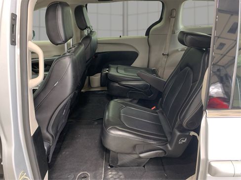 Used 2024 Chrysler Pacifica Touring-L image 10
