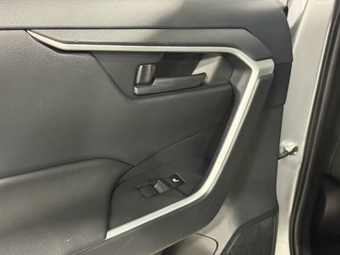 Used 2021 Toyota RAV4 SE image 59