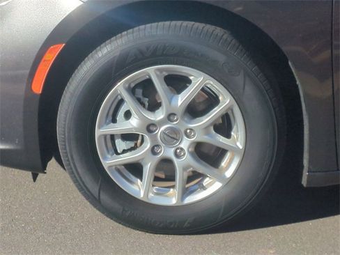 Used 2023 Chrysler Pacifica Touring-L image 19