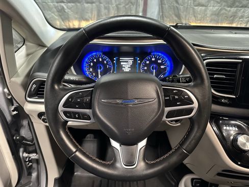 Used 2017 Chrysler Pacifica Touring-L image 20