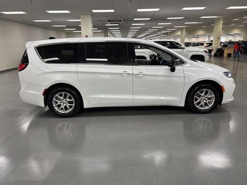 Used 2024 Chrysler Pacifica Touring-L image 8