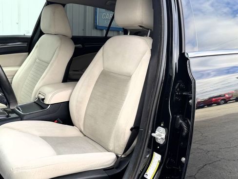 Used 2019 Chrysler 300 Touring w/ Chrome Appearance Package image 10