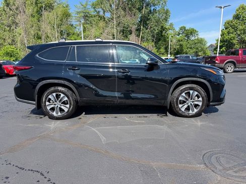 Used 2022 Toyota Highlander XLE AWD/4WD image 5