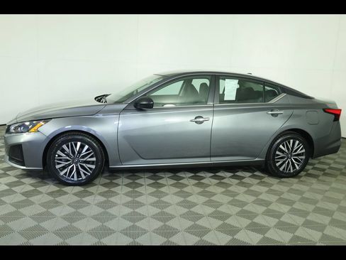 Used 2025 Nissan Altima 2.5 SV FWD image 14