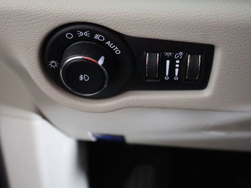 Used 2023 Chrysler Pacifica Touring-L FWD image 34