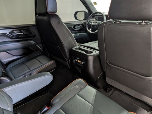 Used 2025 GMC Yukon AT4 w/ AT4 Premium Package AWD/4WD image 19