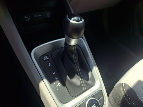 Used 2025 Hyundai Venue SEL FWD image 16