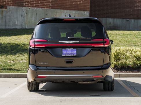 Used 2024 Chrysler Pacifica Touring-L FWD image 27