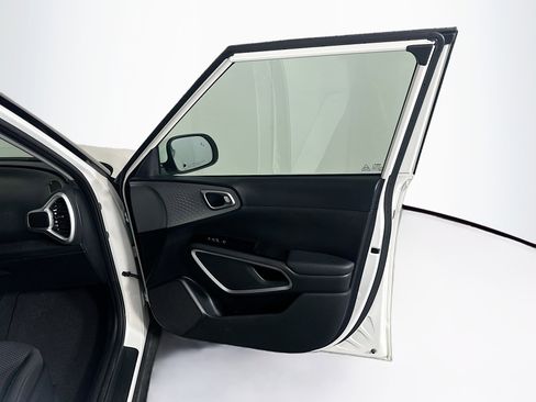 Used 2025 Kia Soul LX w/ LX Technology Package image 32