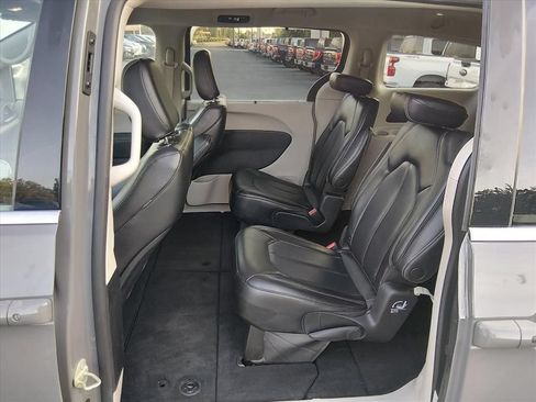 Used 2023 Chrysler Pacifica Touring-L FWD image 13