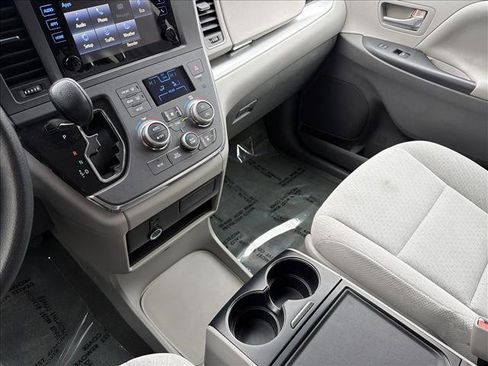 Used 2015 Toyota Sienna LE image 21