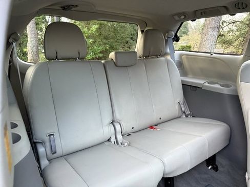 Used 2014 Toyota Sienna Limited image 32