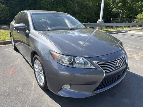 Used 2013 Lexus ES 300h w/ Luxury Pkg image 2