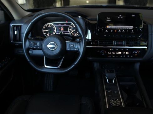Used 2025 Nissan Pathfinder SL AWD/4WD image 19