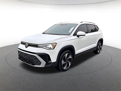Used 2025 Volkswagen Taos SE w/ Panoramic Sunroof Package