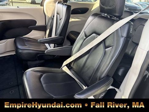 Used 2023 Chrysler Pacifica Touring-L image 15