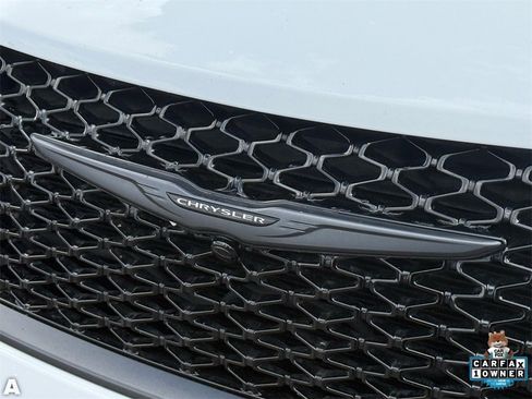 Certified 2025 Chrysler Pacifica Limited image 33