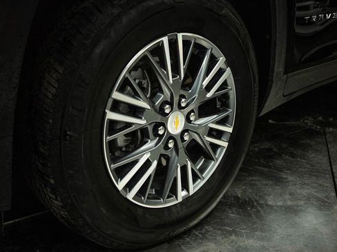 Used 2025 Chevrolet Traverse LT image 3