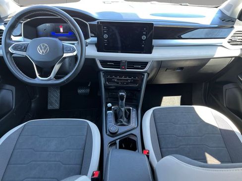 Used 2025 Volkswagen Taos SE AWD/4WD image 12
