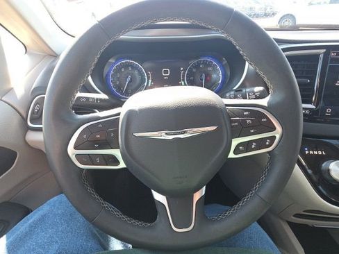 Used 2023 Chrysler Pacifica Touring-L image 40