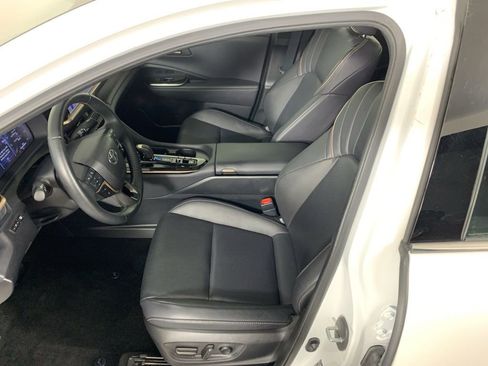 Used 2024 Toyota Crown Limited image 30