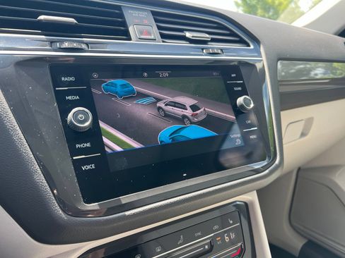 Certified 2024 Volkswagen Tiguan SE w/ Panoramic Sunroof Package FWD image 19