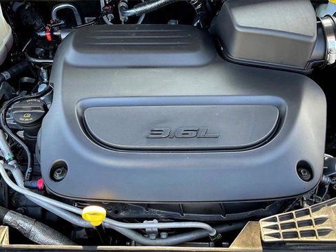 Used 2024 Chrysler Pacifica Touring-L image 32