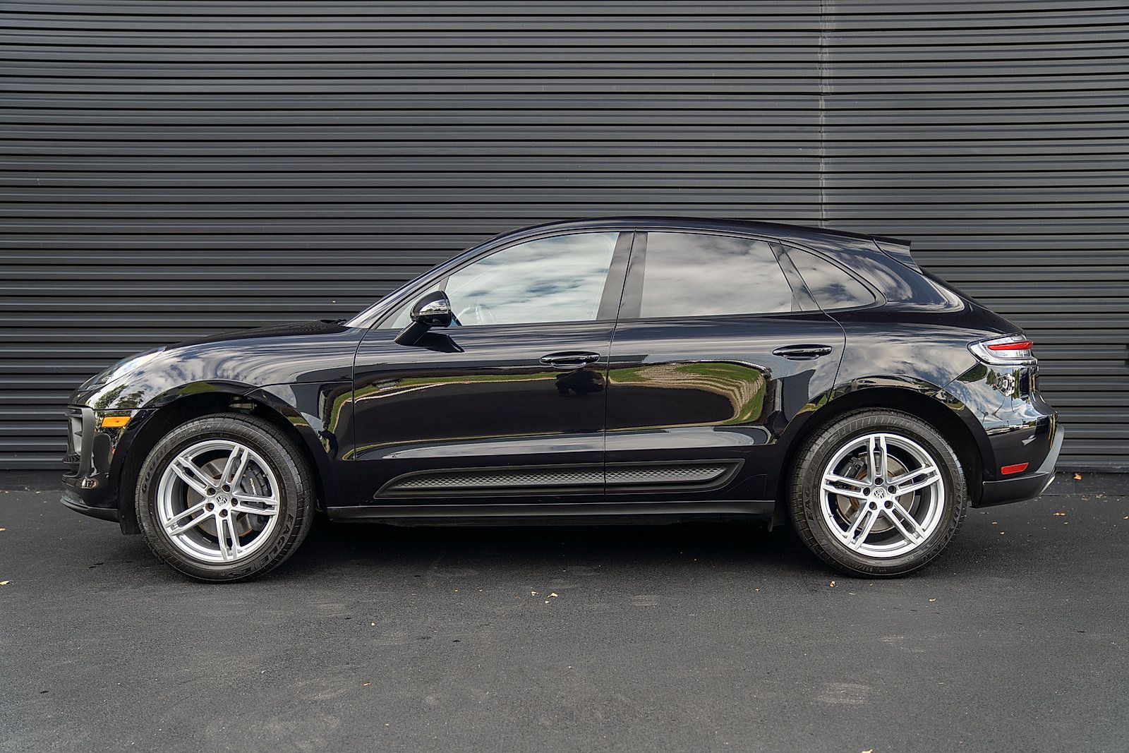 Used 2023 Porsche Macan AWD/4WD image 2