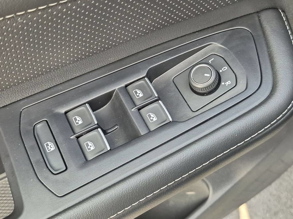 Used 2025 Volkswagen Atlas SE FWD image 13
