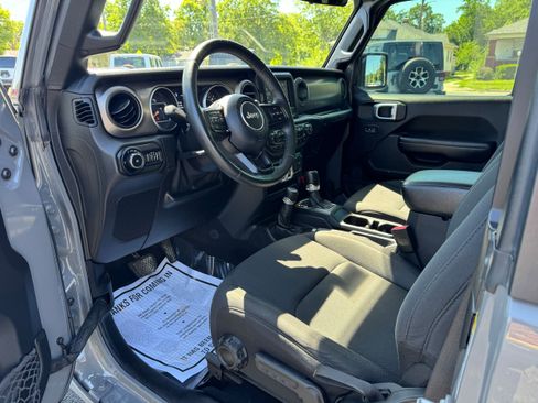 Used 2018 Jeep Wrangler Sport AWD/4WD image 11