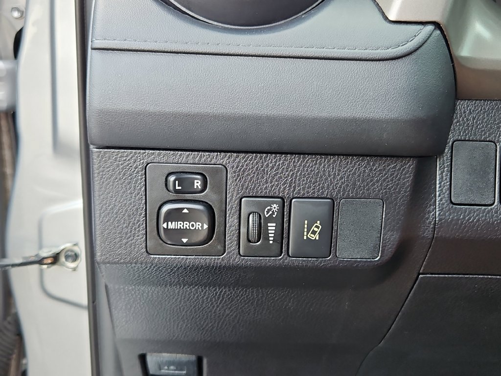 Used 2017 Toyota RAV4 LE FWD image 13