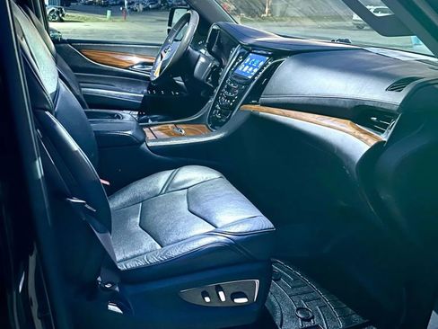 Used 2016 Cadillac Escalade ESV Luxury image 23