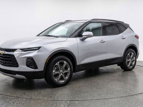 Used 2025 Chevrolet Blazer LT FWD image 3