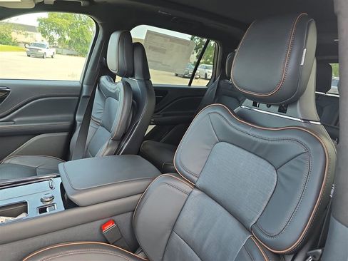 New 2025 Lincoln Aviator Black Label AWD/4WD image 18