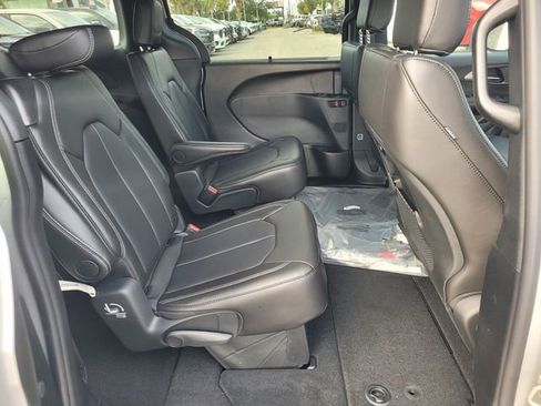 New 2026 Chrysler Pacifica Select image 13