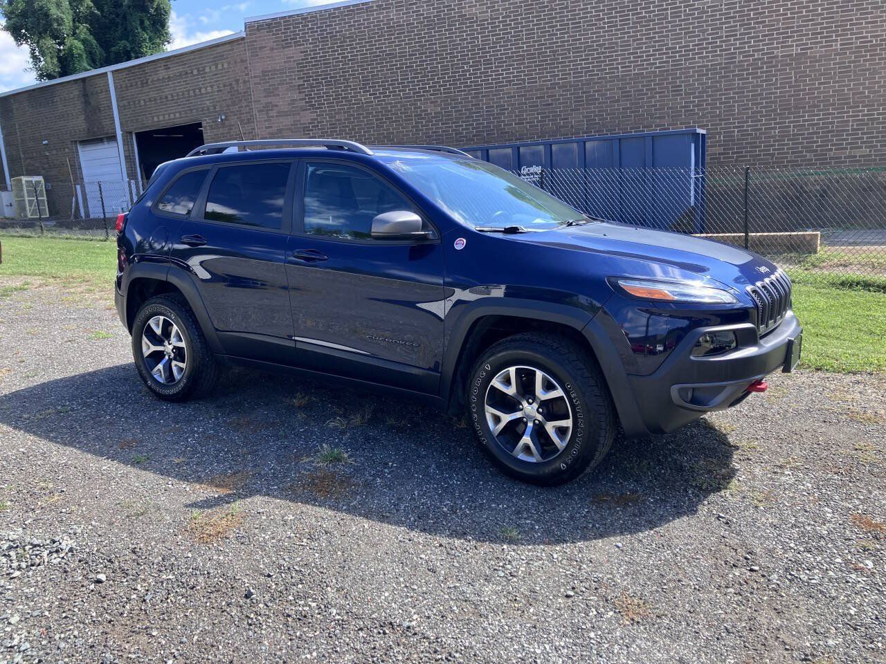 Used 2016 Jeep Cherokee Trailhawk w/ Trailer Tow Group AWD/4WD image 1