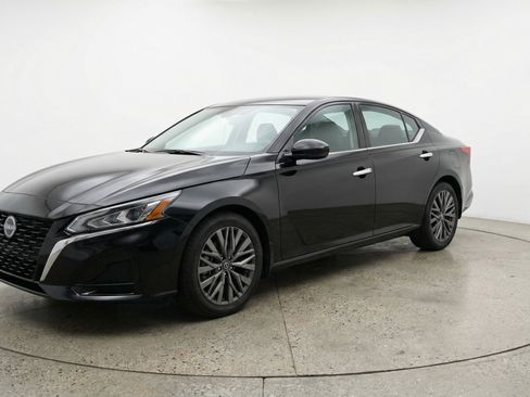 Used 2025 Nissan Altima 2.5 SV FWD image 3