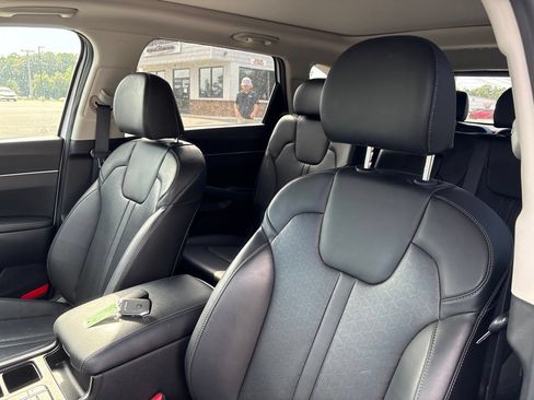 Used 2023 Kia Sorento S w/ Panoramic Sunroof Package AWD/4WD image 3