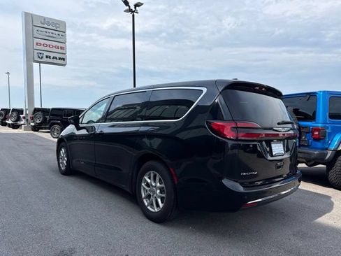 Used 2023 Chrysler Pacifica Touring-L FWD image 5