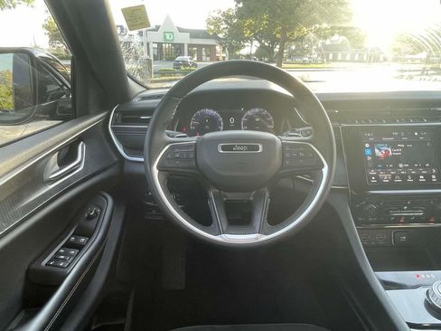 Used 2023 Jeep Grand Cherokee L Laredo image 12