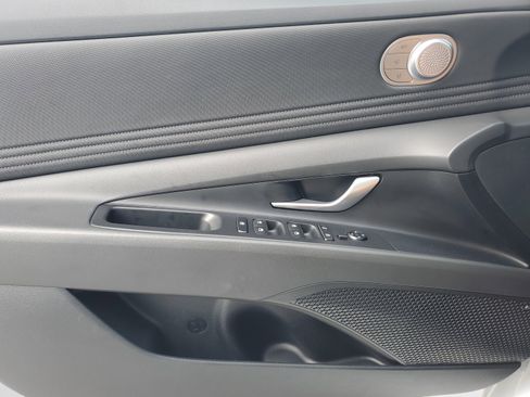 Certified 2025 Hyundai Elantra Limited FWD image 19