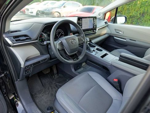 Used 2023 Toyota Sienna Limited AWD/4WD image 18