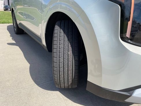 New 2026 Kia Carnival EX FWD image 17